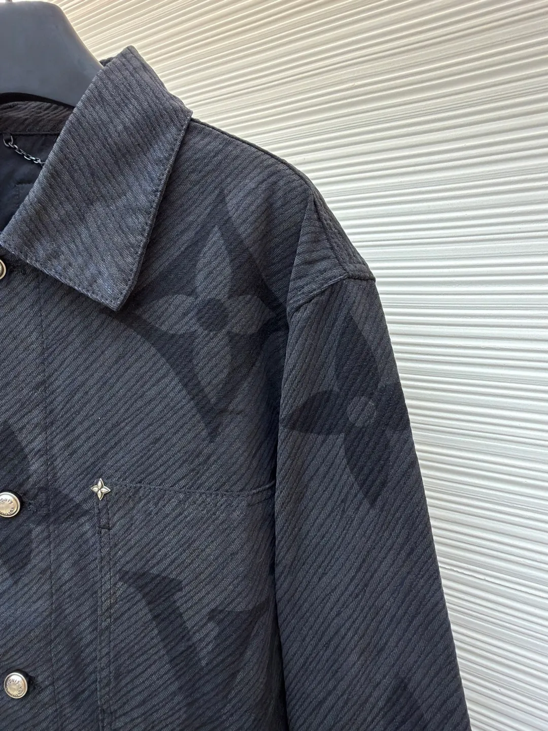 LOUIS VUITTON gradient letter denim jacket ●Authentic product: purchased and developed by 25248 ●Item number: 1680831-B95 ●Fabric: denim fabric ●Technology: Tie-dye process ●Version: fitted version ●Weight: about 1185 grams ●Size: 46-48-50-52 ●Description: The tie-dye process interprets the dreamlike colors of the Northern Lights. It is not only fashionable and versatile, but also enhances the aura and becomes the focus of attention. It can be matched with the same style to create a fashionable look and control various occasions.